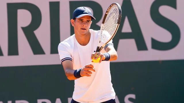 Rafael Jodar prepara il colpo durante un match al Roland Garros 2026