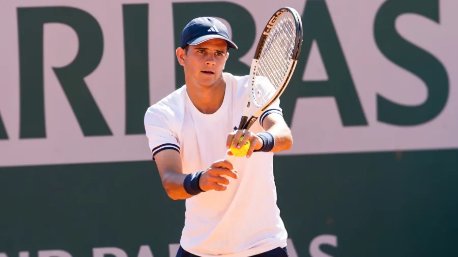 Rafael Jodar prepara il colpo durante un match al Roland Garros 2026