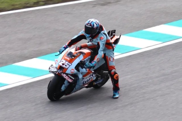 Raul Fernandez in azione con Trackhouse Aprilia in MotoGP