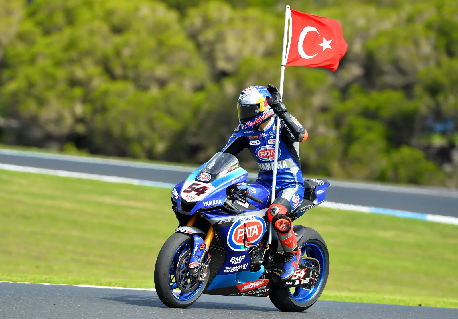 Toprak Razgatlioglu su Yamaha con bandiera turca