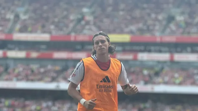Riccardo Calafiori in campo con la maglia dell Arsenal