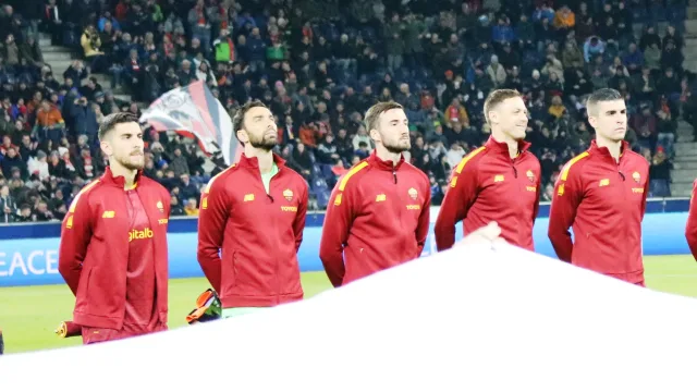 Giocatori della Roma schierati prima di una partita europea con Paulo Dybala