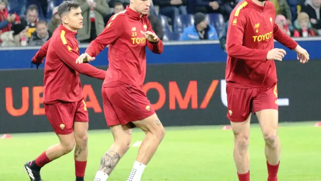 Paulo Dybala, Gianluca Mancini e Bryan Cristante durante il riscaldamento della Roma