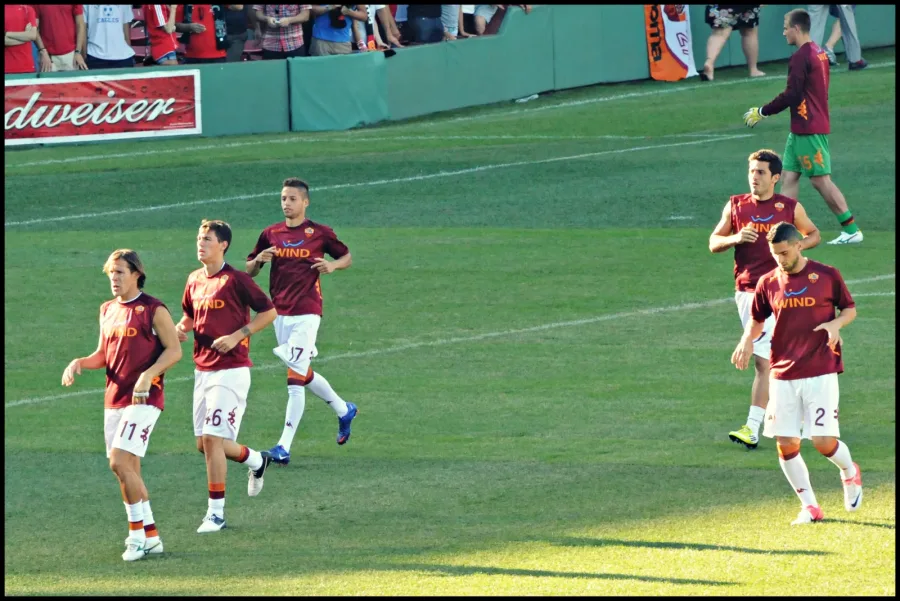 Calciatori della Roma durante il riscaldamento prima di una partita