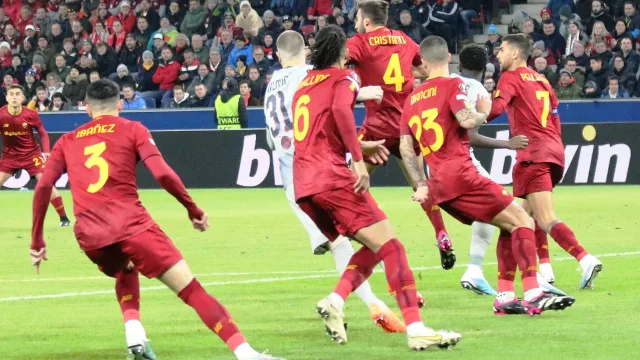 Calciatori della Roma in azione durante una partita europea