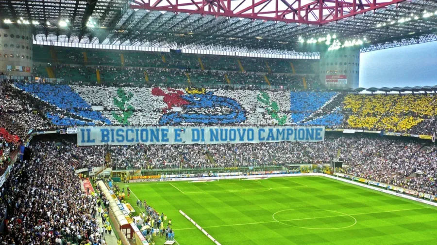 Tifosi dell Inter a San Siro con coreografia nerazzurra