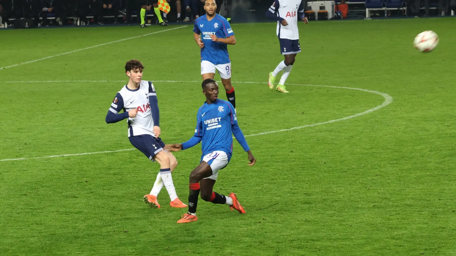 Pape Matar Sarr in azione durante Rangers Tottenham