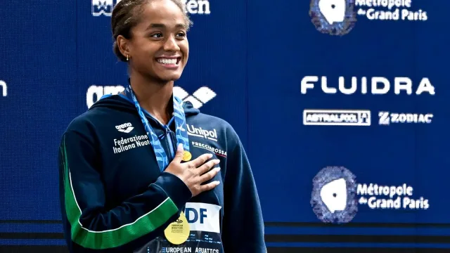 Sara Curtis sorride con la medaglia d’oro europea dei 50 dorso agli Europei di Parigi