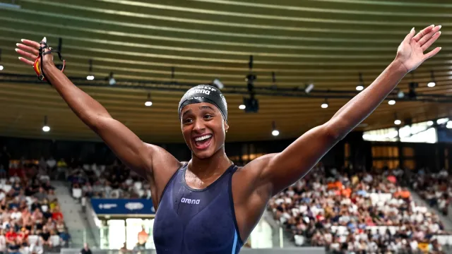 Sara Curtis festeggia in piscina dopo il record mondiale nei 50 dorso agli Europei di Parigi