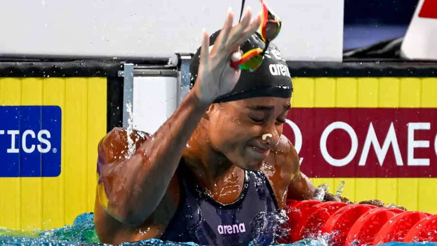 Sara Curtis sorride in acqua dopo la semifinale dei 50 dorso chiusa con record mondiale
