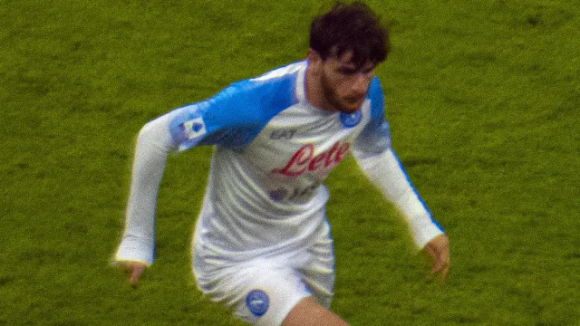Khvicha Kvaratskhelia in azione con il Napoli prima del trasferimento al PSG