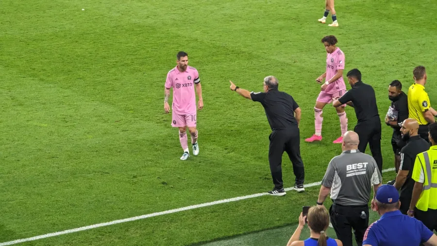 Lionel Messi in campo con l Inter Miami durante una partita