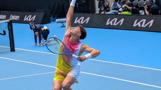 Ben Shelton al servizio sul cemento durante una partita ATP