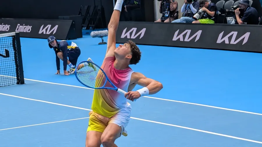 Ben Shelton al servizio sul cemento durante una partita ATP