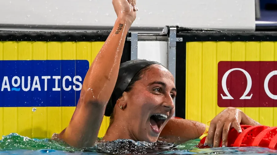 Simona Quadarella esulta in vasca dopo l'oro europeo negli 800 stile libero