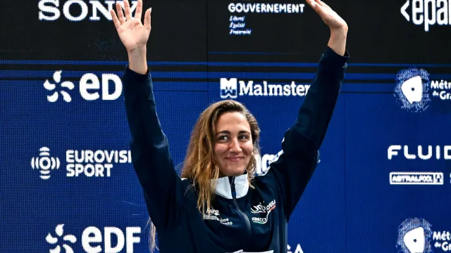 Simona Quadarella festeggia l oro nei 400 stile libero agli Europei di Parigi