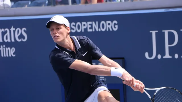 Jannik Sinner in azione sul cemento dello US Open durante un allenamento
