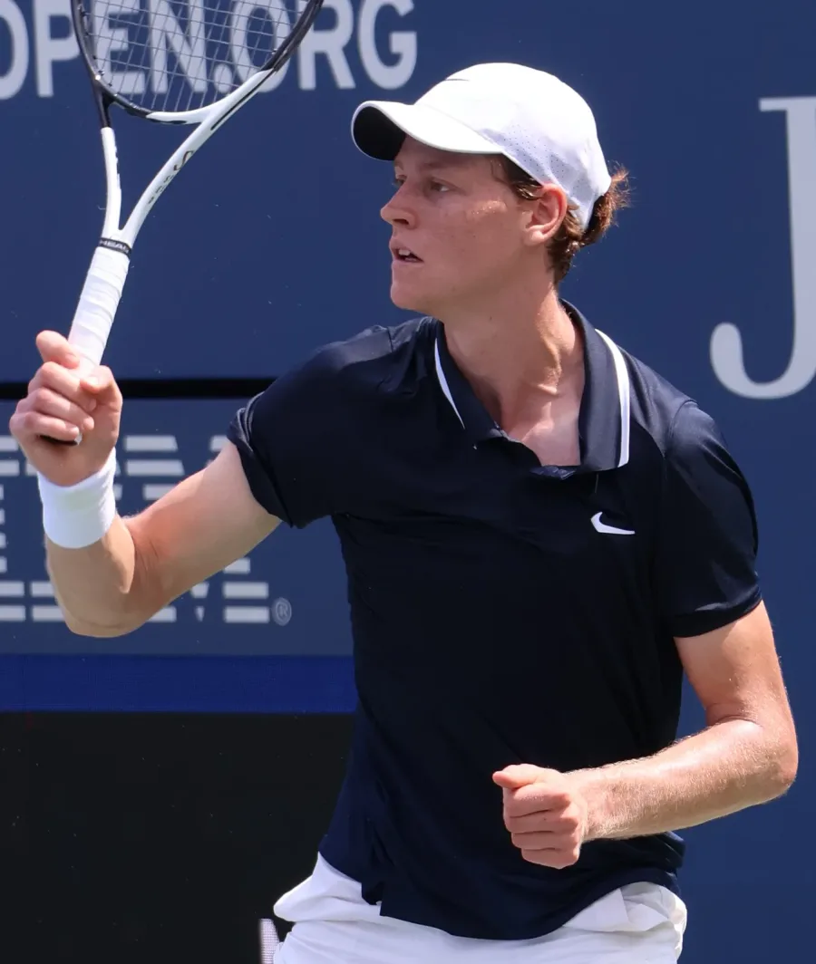 Jannik Sinner durante un colpo sul cemento dello US Open