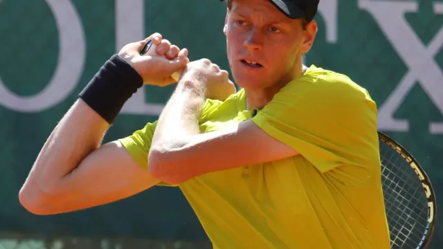 Jannik Sinner in azione con la racchetta, immagine di repertorio per il forfait da Cincinnati