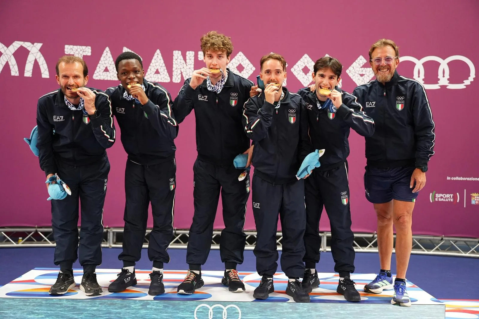 La squadra maschile italiana di tennistavolo con la medaglia d'oro a Taranto 2026