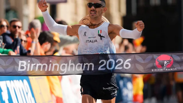Massimo Stano esulta al traguardo della maratona di marcia agli Europei di Birmingham 2026
