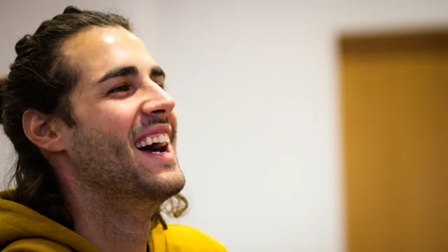 Gianmarco Tamberi sorridente prima di una gara di salto in alto