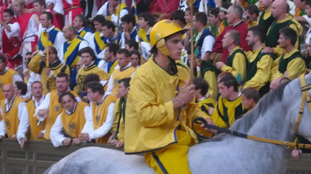 Giovanni Atzeni detto Tittia in sella durante il Palio di Siena