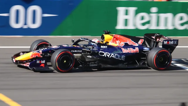 Max Verstappen guida la Red Bull RB22 durante il GP di Cina 2026