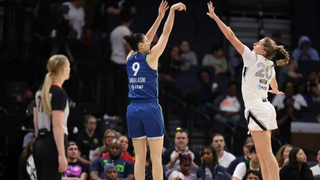 Cecilia Zandalasini al tiro in una partita WNBA
