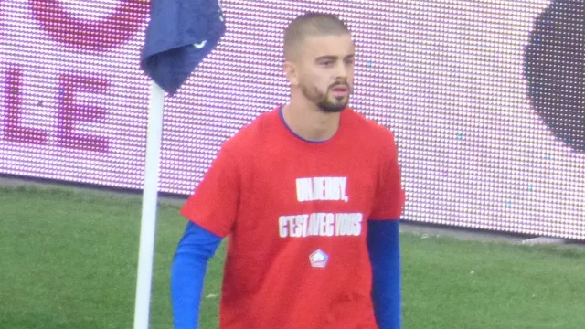 Edon Zhegrova in campo prima di una partita del Lille
