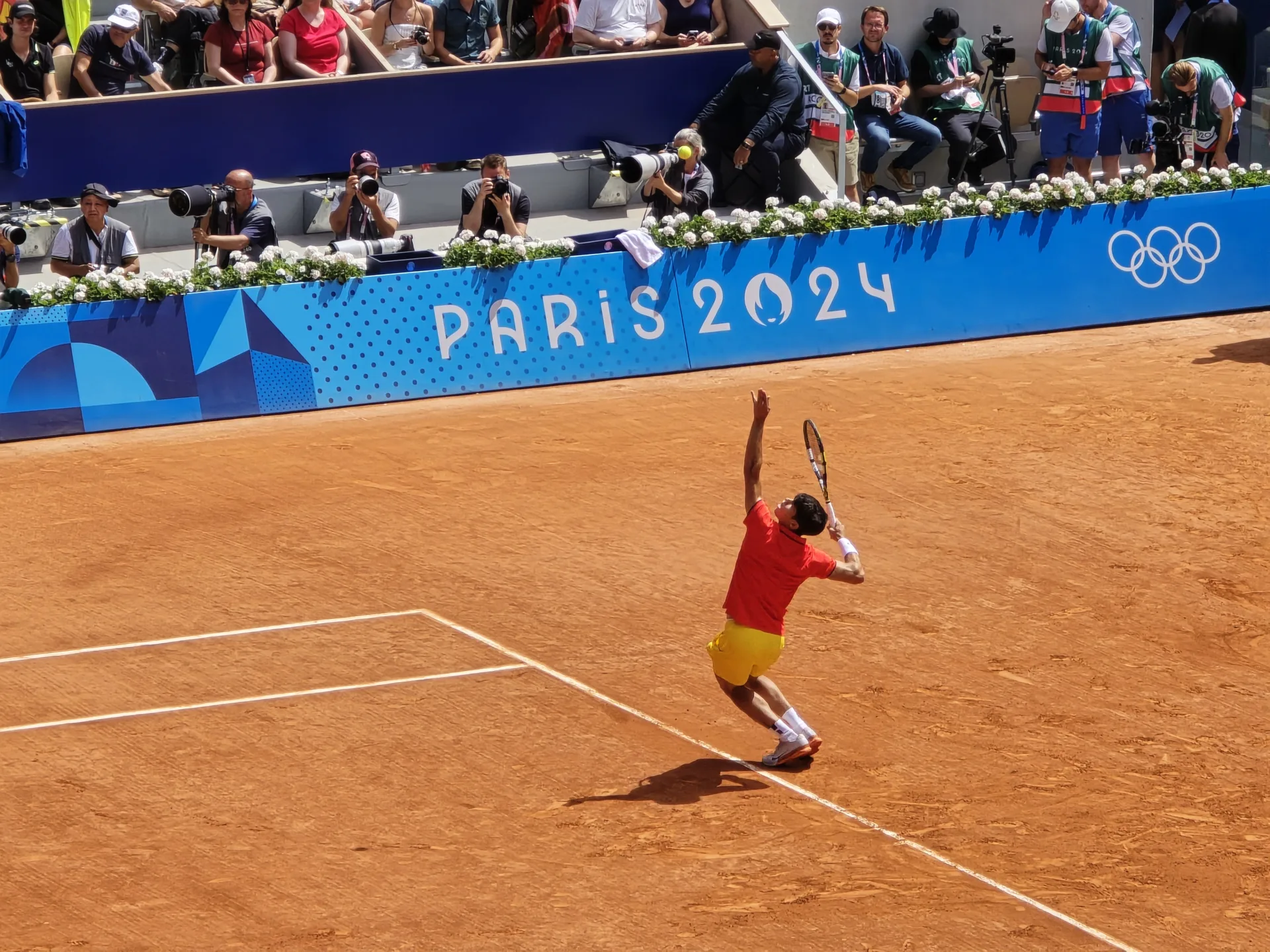 Carlos Alcaraz serve durante il torneo olimpico di Parigi 2024