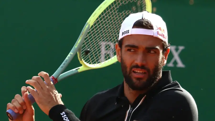 Matteo Berrettini in azione con la racchetta durante un torneo ATP